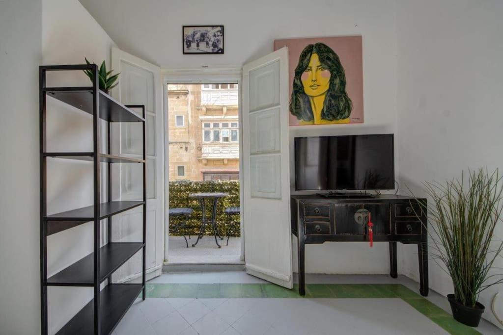 Traditional Maltese Town House In Floriana Экстерьер фото