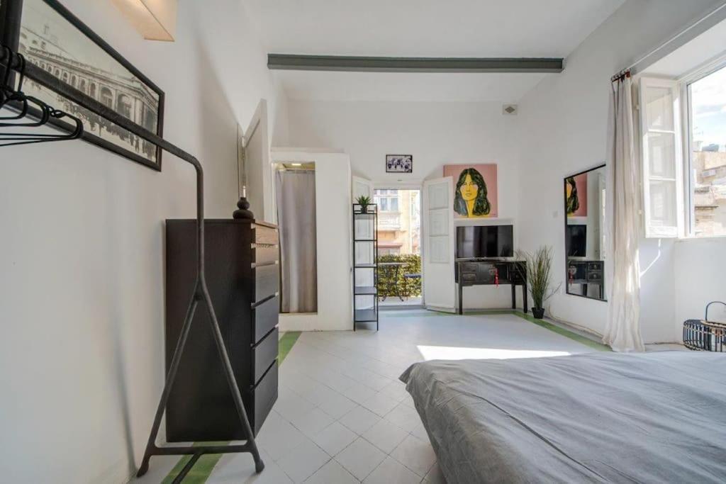 Traditional Maltese Town House In Floriana Экстерьер фото