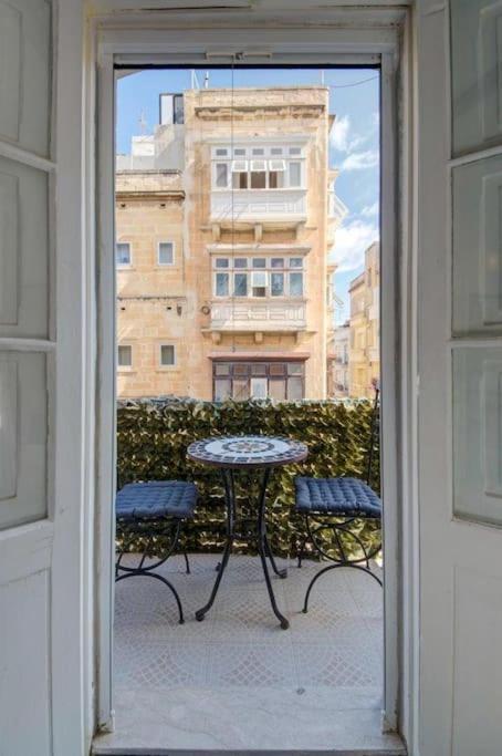 Traditional Maltese Town House In Floriana Экстерьер фото