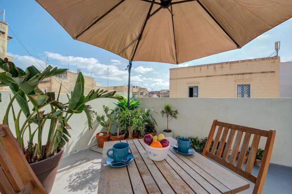 Traditional Maltese Town House In Floriana Экстерьер фото
