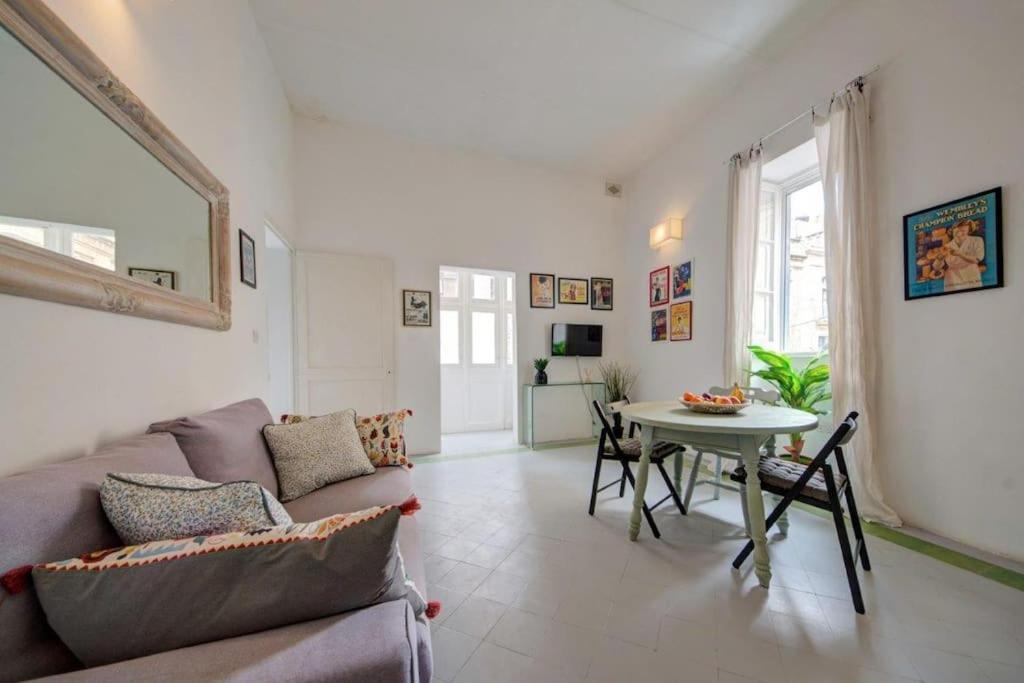 Traditional Maltese Town House In Floriana Экстерьер фото