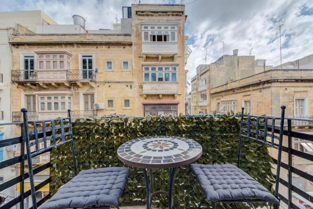 Traditional Maltese Town House In Floriana Экстерьер фото